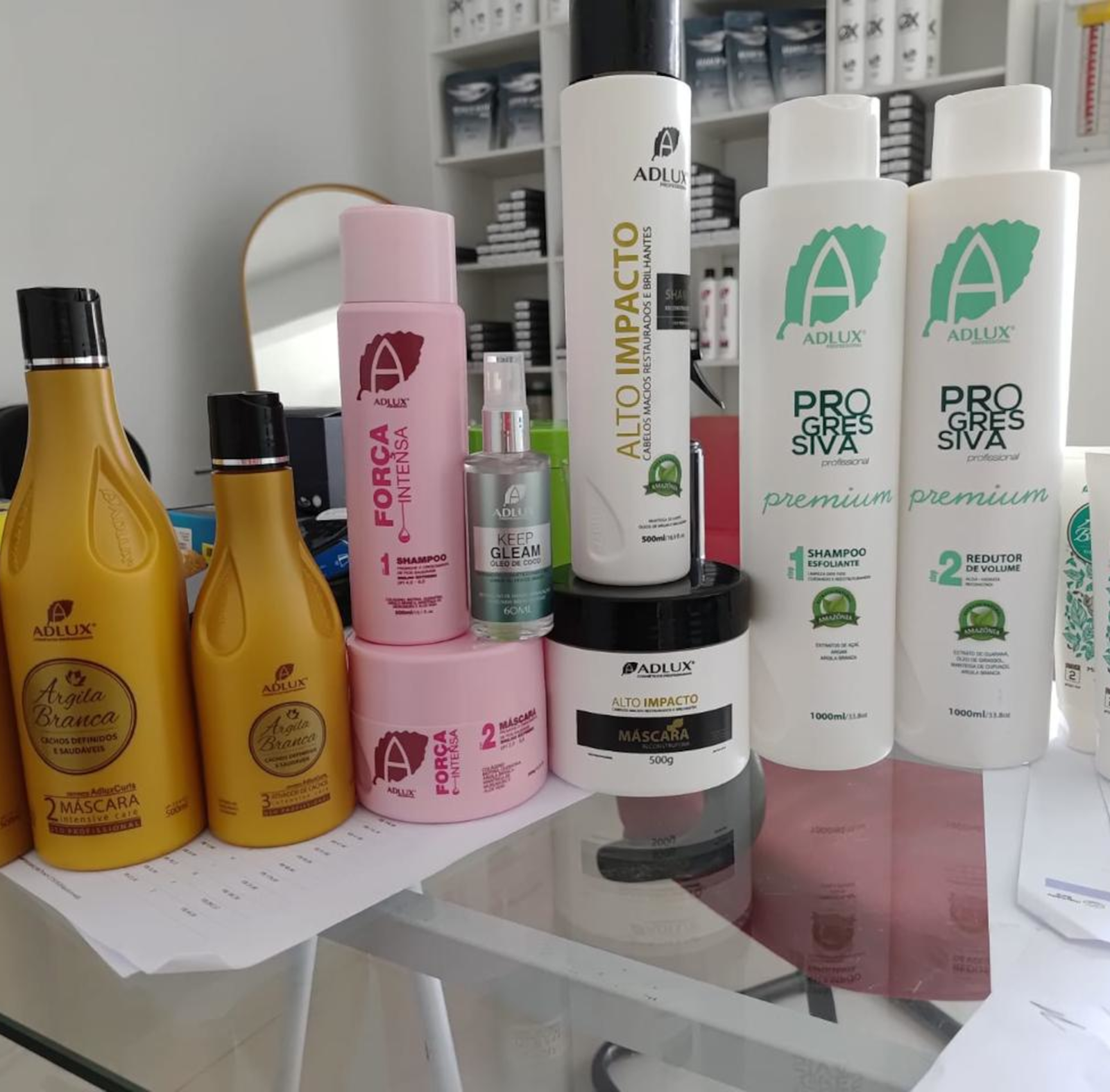 Armário com produtos Olenka